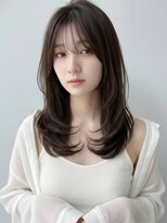 ティファ 栄(Tiffa)&nbsp;ダークトーン×セミロングレイヤー。クールに魅せる洗練ヘア