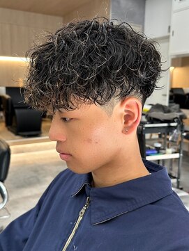 エルマーク 梅田(L-MARK) スペインカールスパイラルパーマツイストパーマフェード短髪