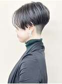 =刈り上げショート女子くびれショート前下がりショート30代40代