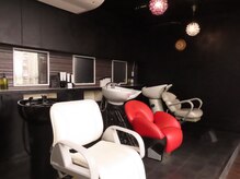 ヘアープレイスネクスト(hair place next)の雰囲気（サイドとバックの二つのシャンプー台をお選びいただけます）