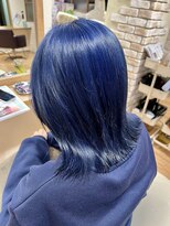 ヘアメイク バンブー(Hair Make Bamboo) 室内でもわかるブルー