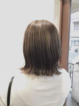 ジーラジーラ(giira-giira) アッシュベージュ×外ハネボブ