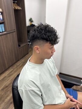 ダンブライズバーバー(DAN BRISE) スペインカール 、スキンフェード