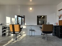 白と黒とウッドを基調とした店内【髪質改善/縮毛矯正/長野市】