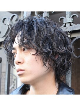 オーシャントーキョー ホワイト 原宿(OCEAN TOKYO WHITE) ミディアム波巻きツイストスパイラルセンターパートウルフ