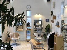 イデア エルキューヴ(IDEA ELECUVE)の雰囲気（白を基調とした落ち着いたサロンです。）