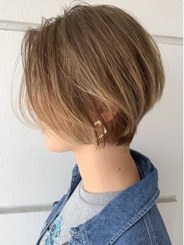 アオ(AO)の写真/あなただけのStyleを提案♪白髪をカバーしながらお洒落を楽しみたい人のグレイカラー☆明るい白髪染めも◎
