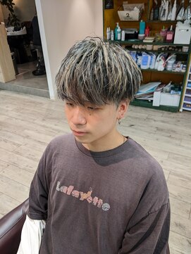 コワファーストナガサキシャンプーボーイ(COIFF1RST NAGASAKI SHAMPOO BOY) 目上マッシュ×極細ハイライト