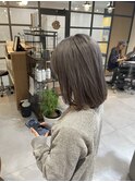 グレー