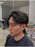 大人の抜け感を演出する、今トレンドのフェザーパーマ