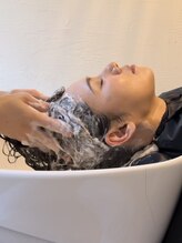 専用の酵素入りシャンプーで、マッサージしながら頭皮と髪の汚れをすっきり洗い上げます