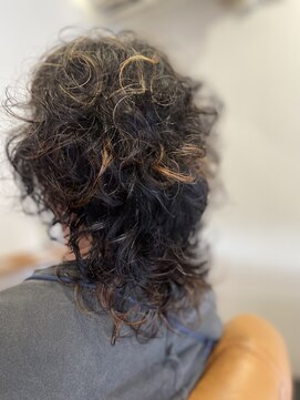 もしゃもしゃパーマな白髪ぼかしハイライト