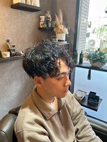 トニコ(toniko)&nbsp;スパイラルパーマ×センターパート×刈り上げ×ビジネスヘア