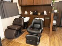 ui hairsalon 【ウイ】の雰囲気（フルフラットの最新シャンプー台です首や腰の負担が少ないです）