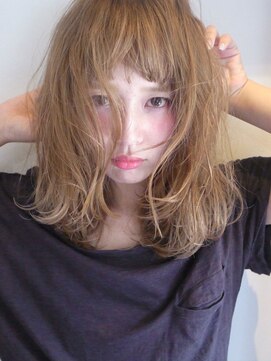 ピープル(people) 〔people〕外国人風縦長ウエーブで透明感あるミディアムスタイル