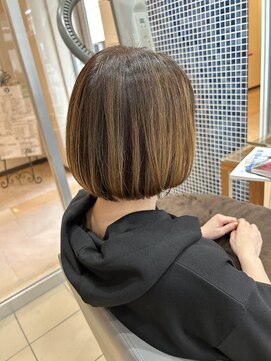 スタジオ アルファプラス 日暮里店(studio α+) ステップボーンカットカットボブショートハイライト白髪ぼかし