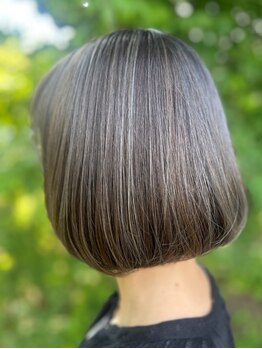 イリス(iris)の写真/気になる白髪もしっかりカバーして自然な仕上がりに。ダメージを最小限に抑え、透明感あふれるカラーに♪