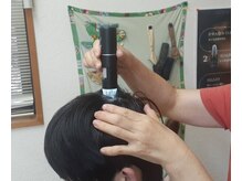 マイクロスコープを使って頭皮診断を行います