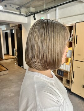 ニール(Neal) 【Neal 新宿/西新宿】 グレーベージュ×ボブ 〈SAKU〉