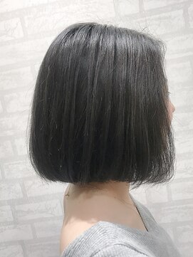 ジーナ 梅田(Zina) ハイライトが可愛いクラシカルノーブルショートボブ