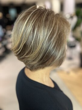 ステア ケース(stair case) 褪色したベースにローライトを足して立体感のあるデザインに