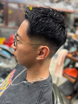 フォーコーナーズカットショップスリーセント 栄(FourCornersCutShop 3/cent) フェードショート