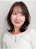 くびれヘアナチュラルカール艶感くびれミディ美髪艶ブラウン