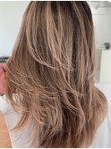 ハイライトカラーミルクティーベージュレイヤーカット