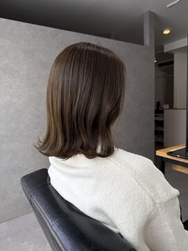 フー(feu) 艶感ベージュカラー。