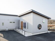 ヘアーサロン いちご(Hair Salon いちご)の雰囲気（丸い看板と、丸窓が目印です！）