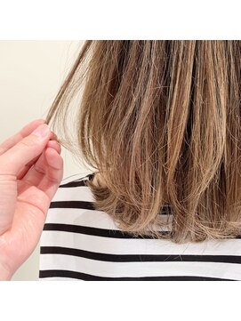 デフィー(DEFY) ハイライト外ハネミディアム