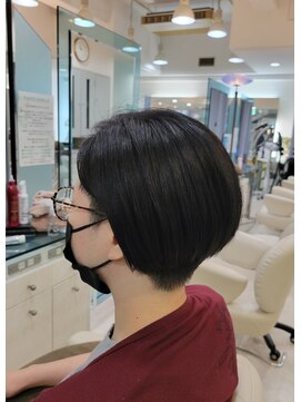 クオーター(QUARTER) 刈り上げ前下がりショート