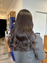 マイン(MAEN) ハイライトがたっぷり入ったグレージュカラー