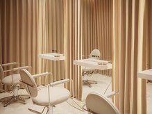 ヘアセット&ヘアメイク BEHIND THE SCENES 表参道の雰囲気（朝7時から予約OK。結婚式のお呼ばれ前のヘアセットにも。）