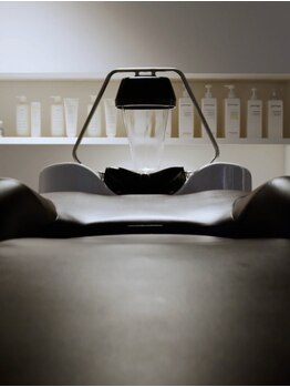 ヨルプラスディ(yoru+D)の写真/頭侵浴で髪のお悩みを解決！頭皮から健康で美しい髪に♪フルフラットのシャンプー台で極上の癒しをお届け♪