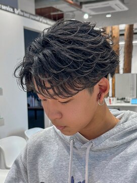 ルーストデラックス 京都河原町三条(ROOST dx) 黒髪フェザーショート