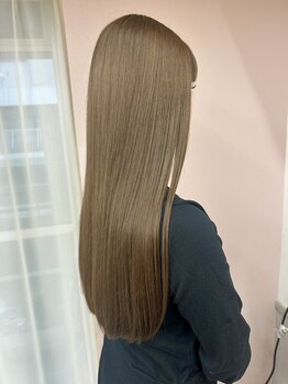 最新の薬剤を髪質に合わせて丁寧にかける、美髪縮毛矯正*ずっと触りたくなるシルクのような手触りに◎
