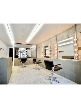 お洒落な雰囲気の空間で特別な時間を。ハイキャリアstylistが《理想+似合わせ》で日常を彩るお手伝い。