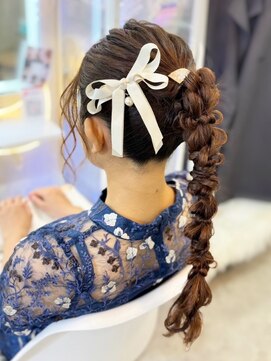アトリエビューティーアミュ(atelier beauty AmU) 結婚式 お呼ばれ 編みおろしポニー×パール・リボンアクセサリー