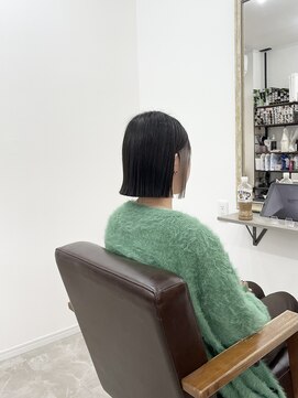 ホンネ(honne.) イヤリングカラー×ホワイトベージュ×外ハネボブ