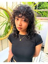 アデ オモテサンドウ(ade omotesando) ボリューミーなカールとレイヤーで作るおしゃれ女子ウルフヘア