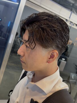 アンサー 千葉中央(UNSER prod by THE DAY) 外人風フェザーショート/刈り上げセンターパート