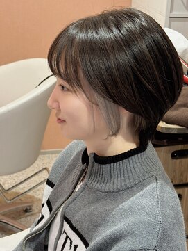ミア(Mia) ハンサムショート×大人インナーカラー