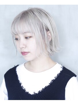 イル(ill) ホワイトブリーチ　ボブ　透明感　大須