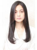 ワンサイドバングで大人女子力アップ、サラ艶ロング