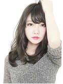 女性らしいセミロングスタイル