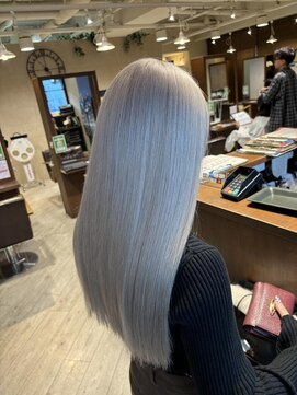 リー ヴィータ 上新庄(Lee Vita) ホワイト／艶カラー/髪質改善/20代