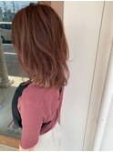 やわらかピンクベージュ×波巻きヘア