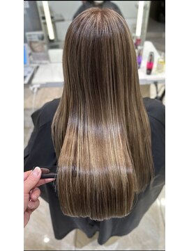 ケンジ 平塚 アネッタ(KENJE annetta) 白髪ぼかし×ハイトーンシルバー×艶髪