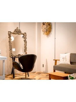 アンティーク家具とグリーンに囲まれた贅沢な空間